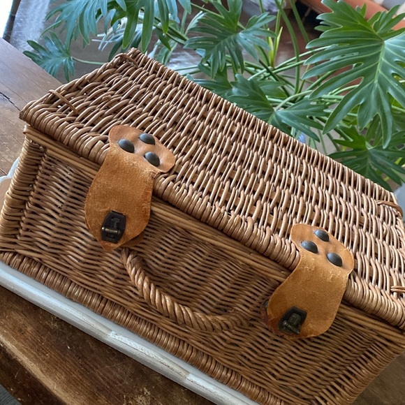Vintage French Country Wicker Splint Wood Picnic Basket w/ Handle Leather Straps - Picture 13 of 13